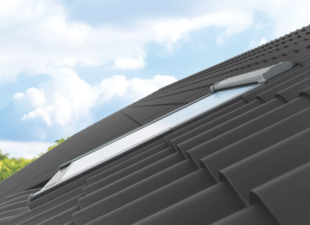 Keylite Manual Centre-Pivot White Painted Timber Roof Window Clear 550 X 980mm 6 Keylite Manual Centre-Pivot White Painted Timber Roof Window Clear 550 X 980mm - Image 4